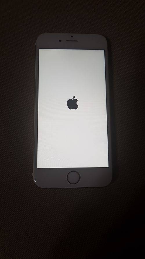 iPhone 6S 64GB, 10/10,ROSE GOLD/WHITE,CHARGER,USB CABLE,EARPHONES,LOCAL,MINT CONDITION