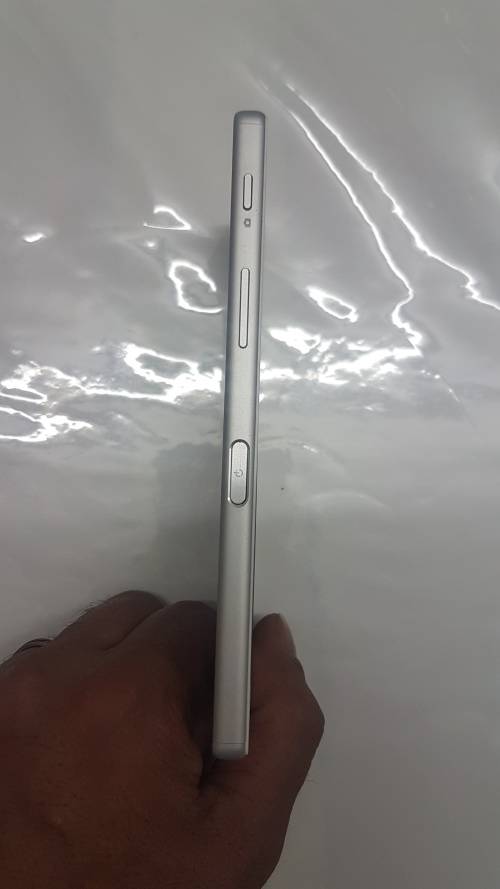 SONY EXPERIA Z5(BIG),SILVER,LOCAL,10/10 WITH USB CABLE AND CHARGER,