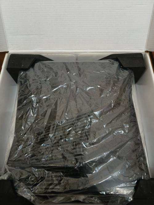 XBOX 360 SPECIAL EDITION WITH KINECT, 250GB, 3 X GAMES, USED FOR 1 WEEK,9.9/10 CONDITION.