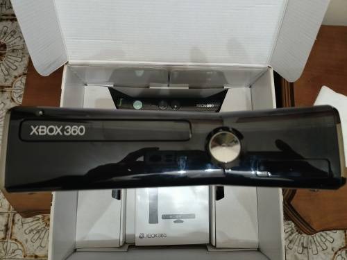 XBOX 360 SPECIAL EDITION WITH KINECT, 250GB, 3 X GAMES, USED FOR 1 WEEK,9.9/10 CONDITION.