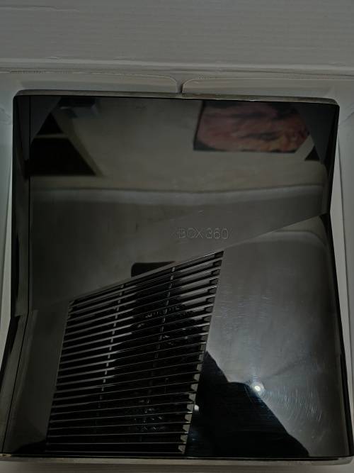 XBOX 360 SPECIAL EDITION WITH KINECT, 250GB, 3 X GAMES, USED FOR 1 WEEK,9.9/10 CONDITION.