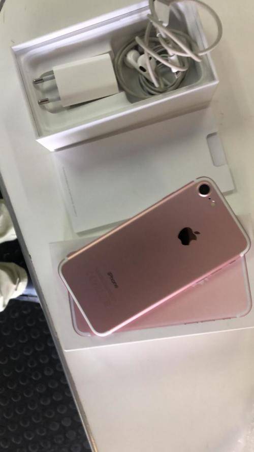 iPhone 7 Rose Gold (128GB capacity) *PRESTINE CONDITION * 9/10, comes with box and all accessories