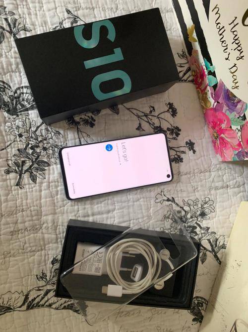 Samsung Galaxy S10 (128GB capacity) *EXCELLENT SPOTLESS CONDITION * , comes with box and accessories