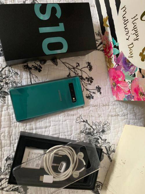 Samsung Galaxy S10 (128GB capacity) *EXCELLENT SPOTLESS CONDITION * , comes with box and accessories