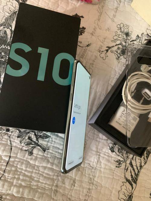 Samsung Galaxy S10 (128GB capacity) *EXCELLENT SPOTLESS CONDITION * , comes with box and accessories