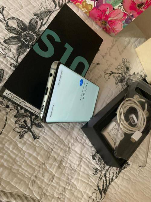 Samsung Galaxy S10 (128GB capacity) *EXCELLENT SPOTLESS CONDITION * , comes with box and accessories