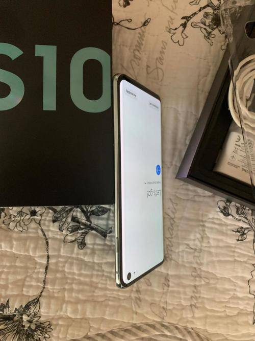 Samsung Galaxy S10 (128GB capacity) *EXCELLENT SPOTLESS CONDITION * , comes with box and accessories