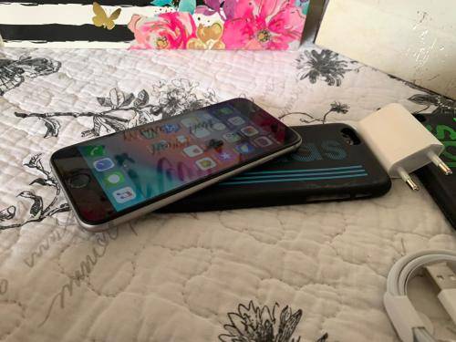 iPhone 6 Space Grey (64GB capacity) *EXCELLENT CONDITION* +charger