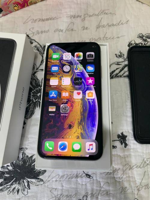 iPhone XS SILVER (64GB capacity) *EXCELLENT CONDITION *, comes with box and all accessories