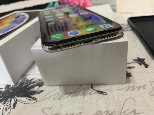 iPhone XS SILVER (64GB capacity) *EXCELLENT CONDITION *, comes with box and all accessories