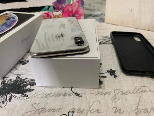 iPhone XS SILVER (64GB capacity) *EXCELLENT CONDITION *, comes with box and all accessories