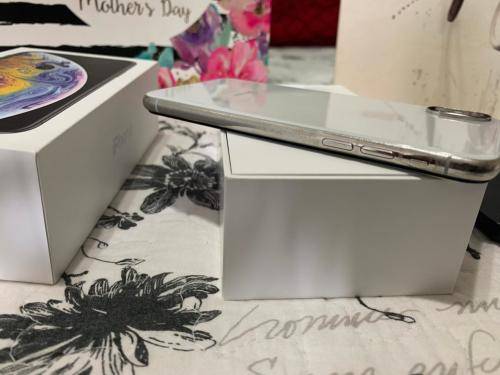 iPhone XS SILVER (64GB capacity) *EXCELLENT CONDITION *, comes with box and all accessories