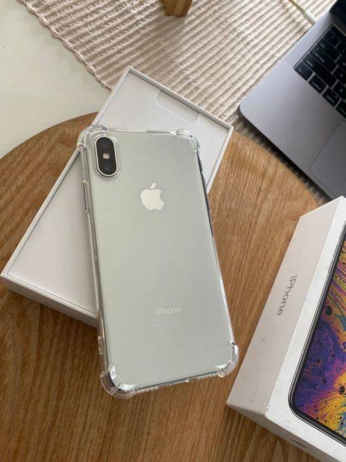iPhone XS Silver (64GB capacity) *EXCELLENT CONDITION * , comes with box and all accessories