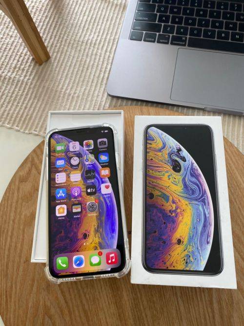iPhone XS Silver (64GB capacity) *EXCELLENT CONDITION * , comes with box and all accessories