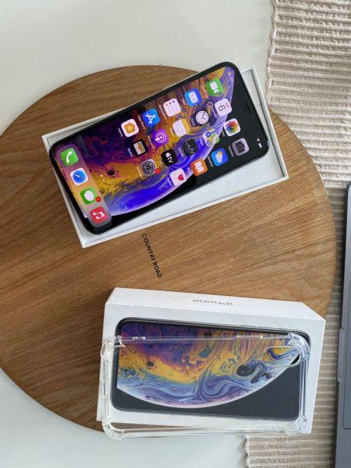 iPhone XS Silver (64GB capacity) *EXCELLENT CONDITION * , comes with box and all accessories