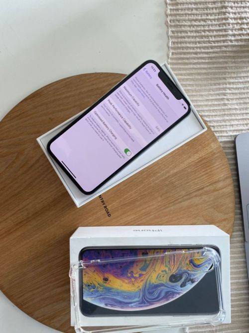 iPhone XS Silver (256GB capacity) *EXCELLENT CONDITION * , comes with box and all accessories