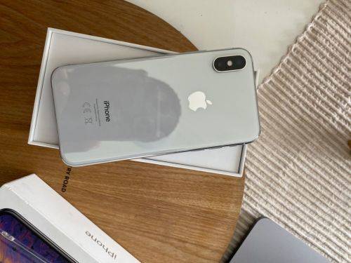 iPhone XS Silver (64GB capacity) *EXCELLENT CONDITION * , comes with box and all accessories