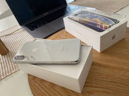 iPhone XS Silver (64GB capacity) *EXCELLENT CONDITION * , comes with box and all accessories
