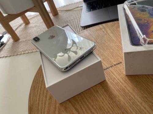 iPhone XS Silver (64GB capacity) *EXCELLENT CONDITION * , comes with box and all accessories