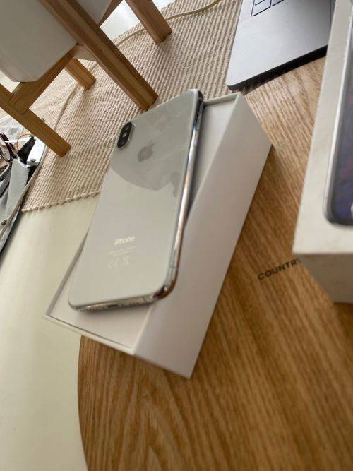 iPhone XS Silver (64GB capacity) *EXCELLENT CONDITION * , comes with box and all accessories