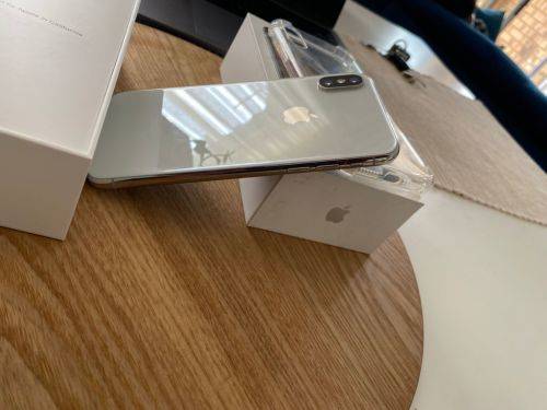 iPhone XS Silver (64GB capacity) *EXCELLENT CONDITION * , comes with box and all accessories