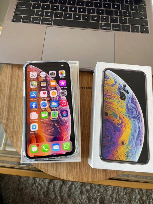 iPhone XS Max Gold (64GB ) *EXCELLENT CONDITION * , comes with packaging and all accessories