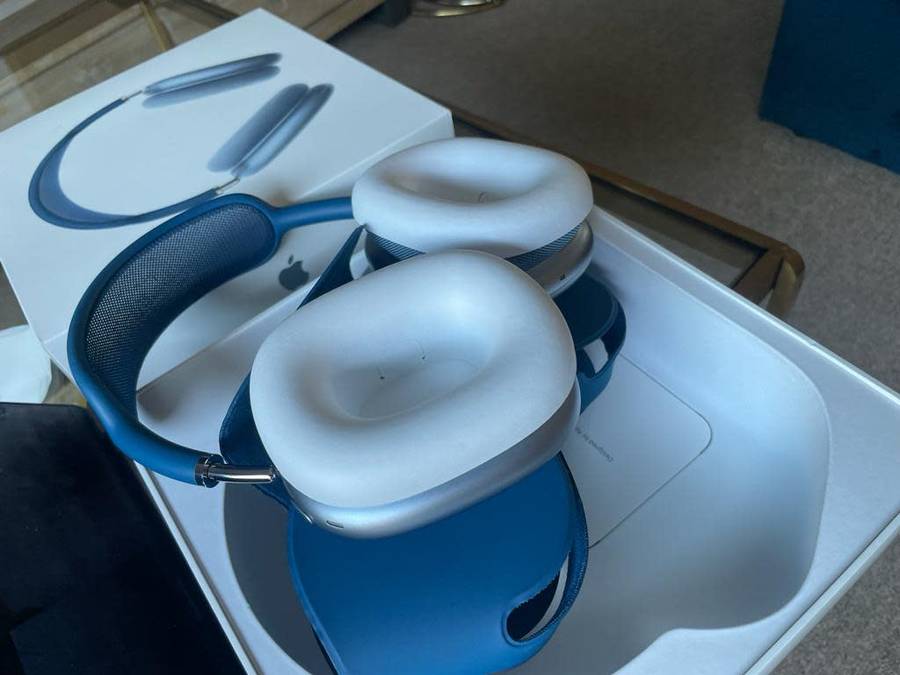 Apple AirPods Max (Sky Blue) + original packaging *Excellent as new condition*