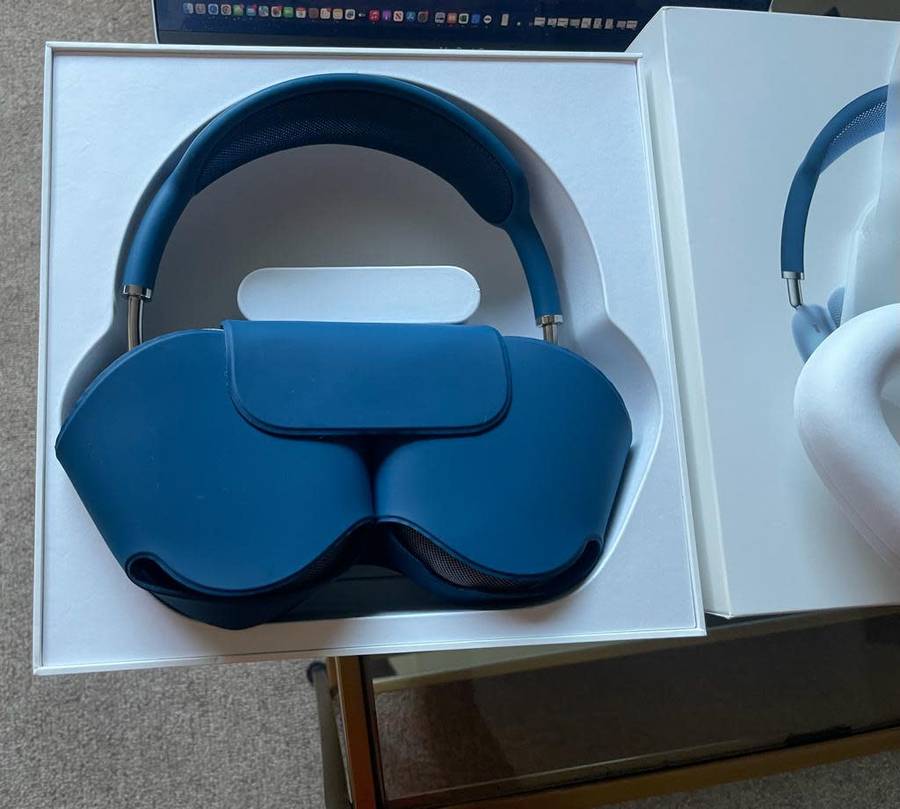 Apple AirPods Max (Sky Blue) + original packaging *Excellent as new condition*