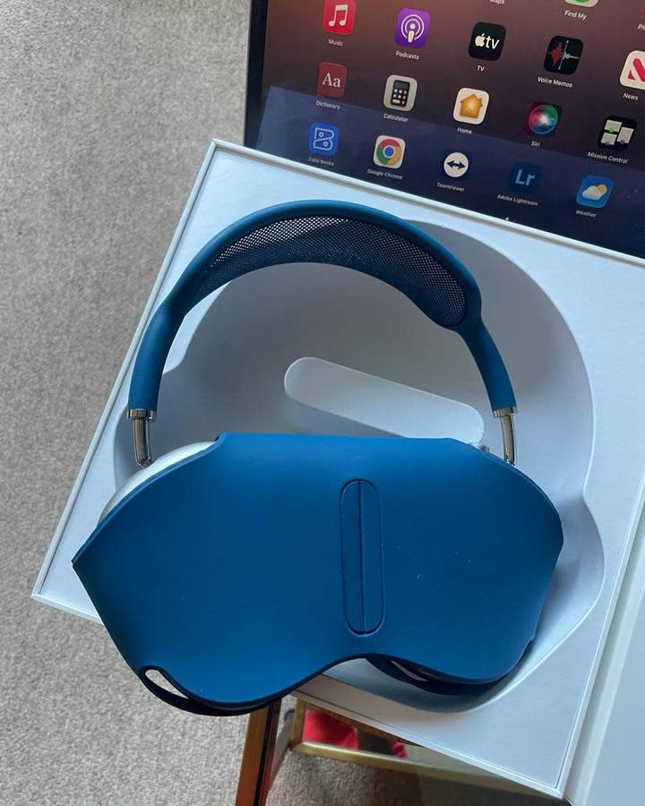 Apple AirPods Max (Sky Blue) + original packaging *Excellent as new condition*
