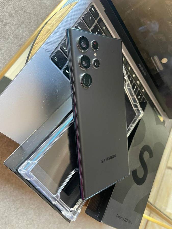 Samsung Galaxy S22 Ultra  12GB Ram (256GB)*EXCELLENT REFURBISHED UNIT *  + Box and extras