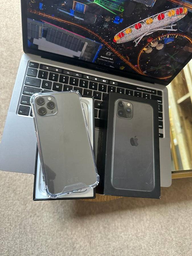 iPhone 11 Pro (64GB)  Prestine Condition + box, charger and Accessories