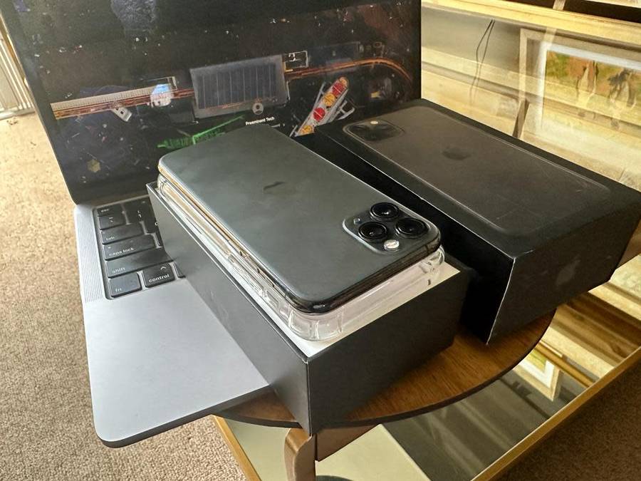 iPhone 11 Pro (64GB)  Prestine Condition + box, charger and Accessories