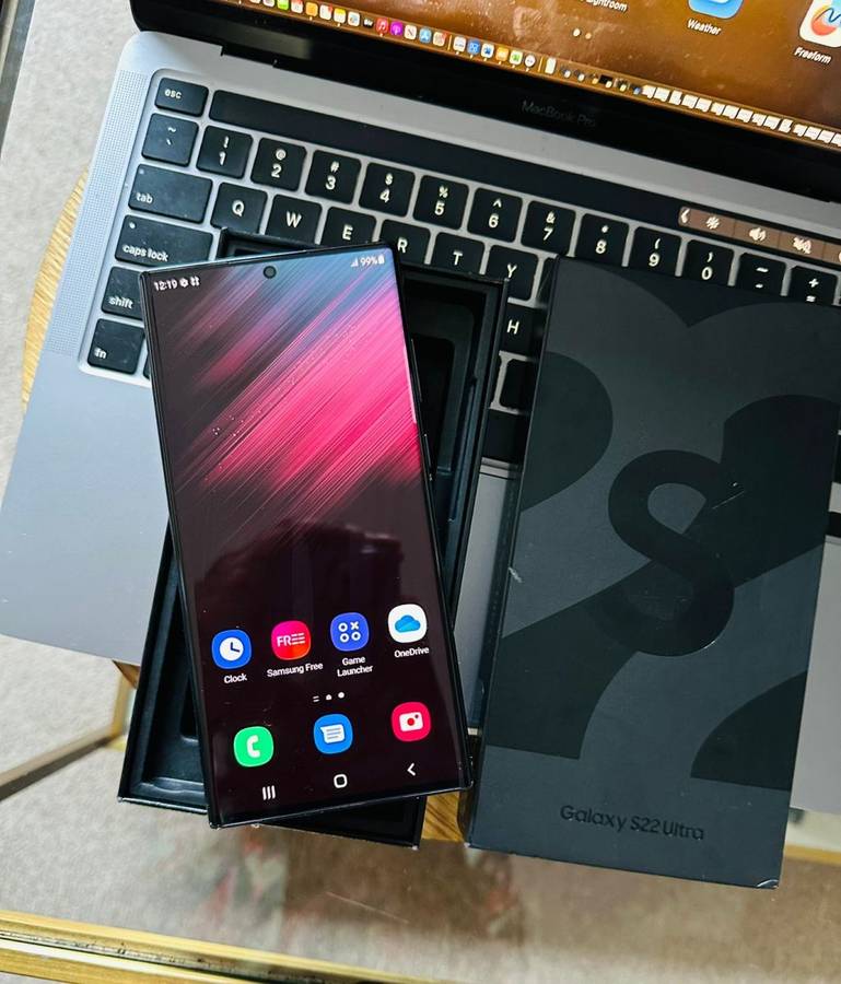 Samsung Galaxy S22 Ultra Phantom Black 12GB Ram (256GB)*EXCELLENT CONDITION *  + Box and accessories