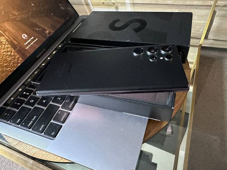 Samsung Galaxy S22 Ultra Phantom Black 12GB Ram (256GB)*EXCELLENT CONDITION *  + Box and accessories