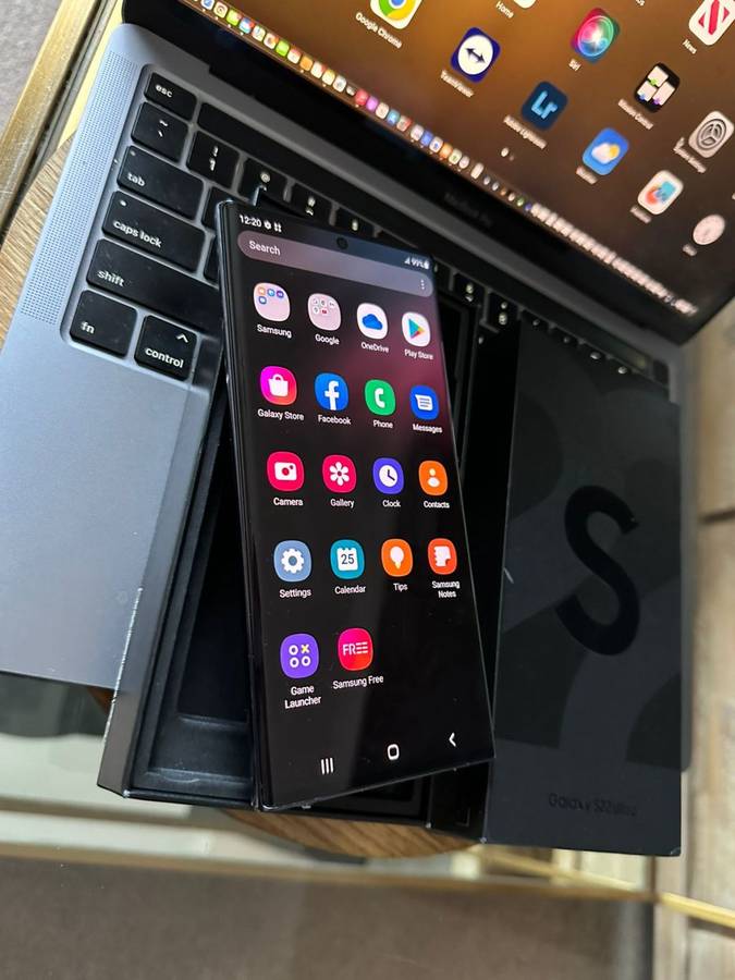 Samsung Galaxy S22 Ultra Phantom Black 12GB Ram (256GB)*EXCELLENT CONDITION *  + Box and accessories