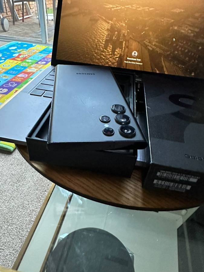 Samsung Galaxy S22 Ultra Phantom Black 12GB Ram (256GB)*EXCELLENT CONDITION *  + Box and accessories