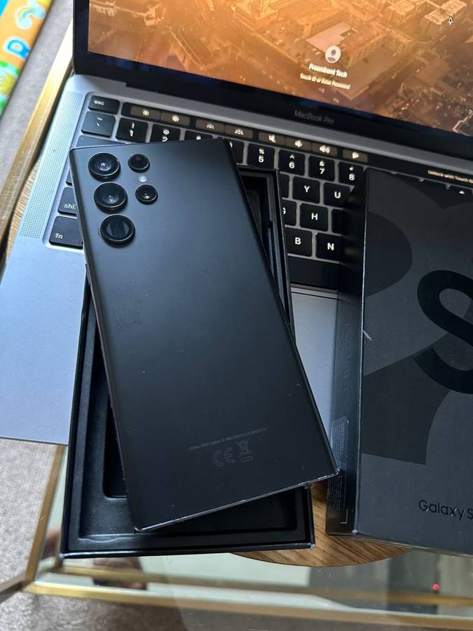 Samsung Galaxy S22 Ultra Phantom Black 12GB Ram (256GB)*EXCELLENT CONDITION *  + Box and accessories
