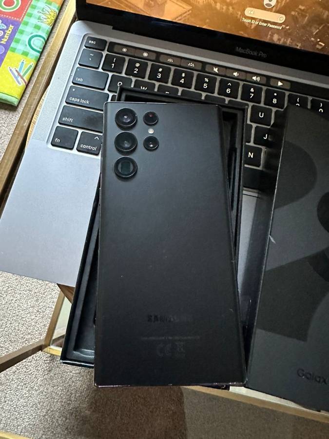 Samsung Galaxy S22 Ultra Phantom Black 12GB Ram (256GB)*EXCELLENT CONDITION *  + Box and accessories