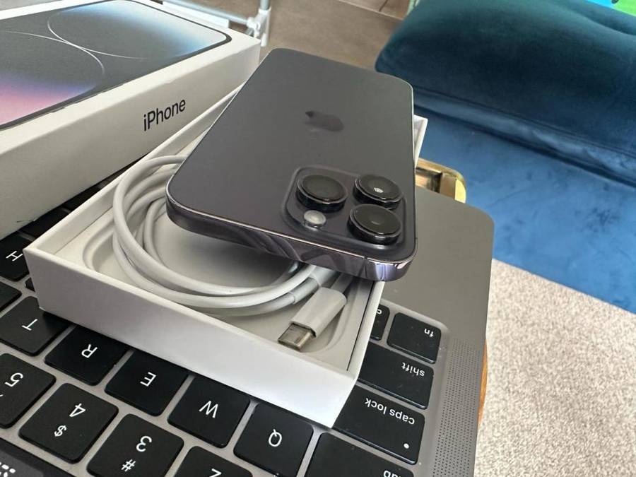 iPhone 14 Pro Max  (128GB) Purple * PRESTINE CONDITION AS NEW * + complementary accessories