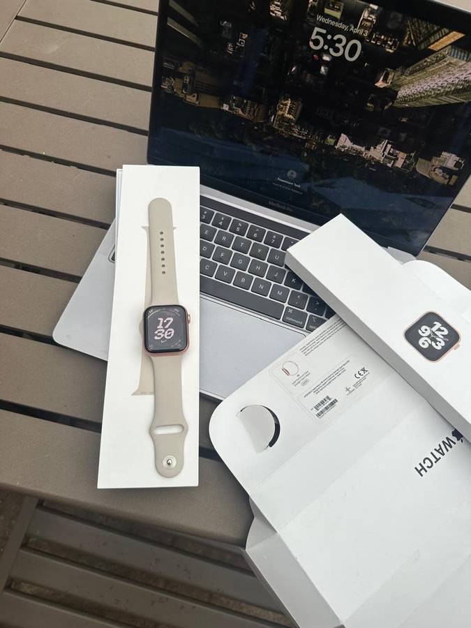 Apple Watch SE ,44mm in Excellent As New Condition (32GB) + box, charger &  accessories.