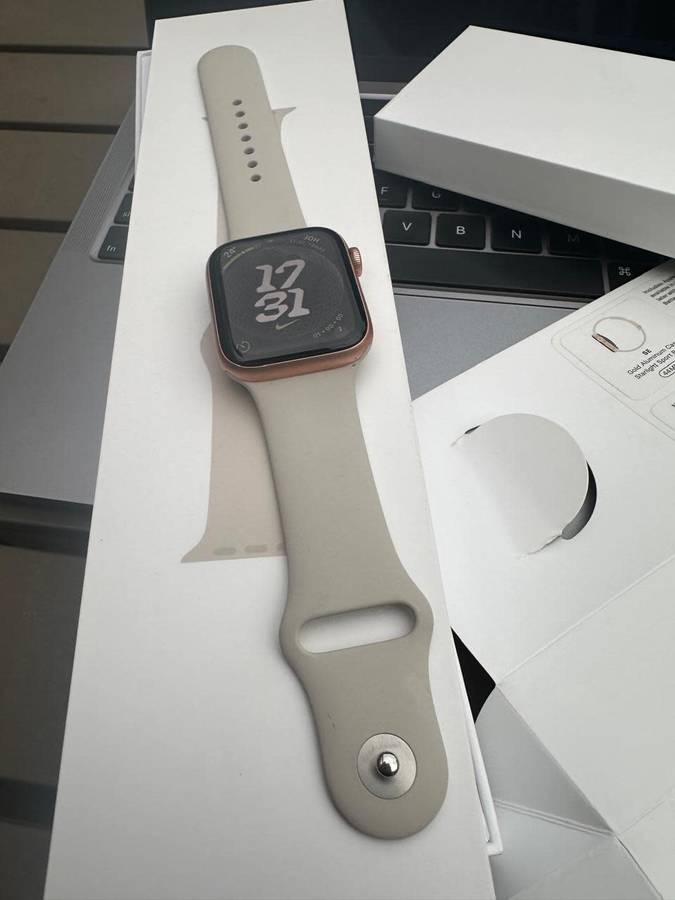 Apple Watch SE ,44mm in Excellent As New Condition (32GB) + box, charger &  accessories.
