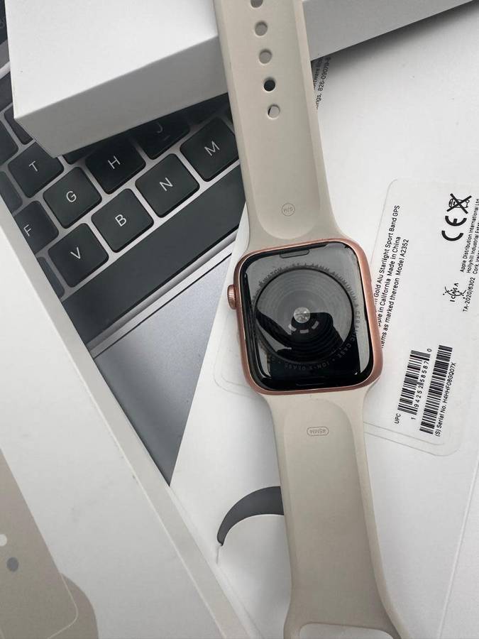 Apple Watch SE ,44mm in Excellent As New Condition (32GB) + box, charger &  accessories.