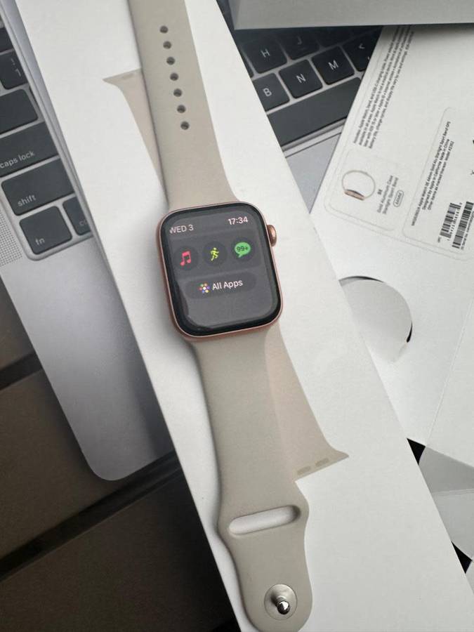 Apple Watch SE ,44mm in Excellent As New Condition (32GB) + box, charger &  accessories.