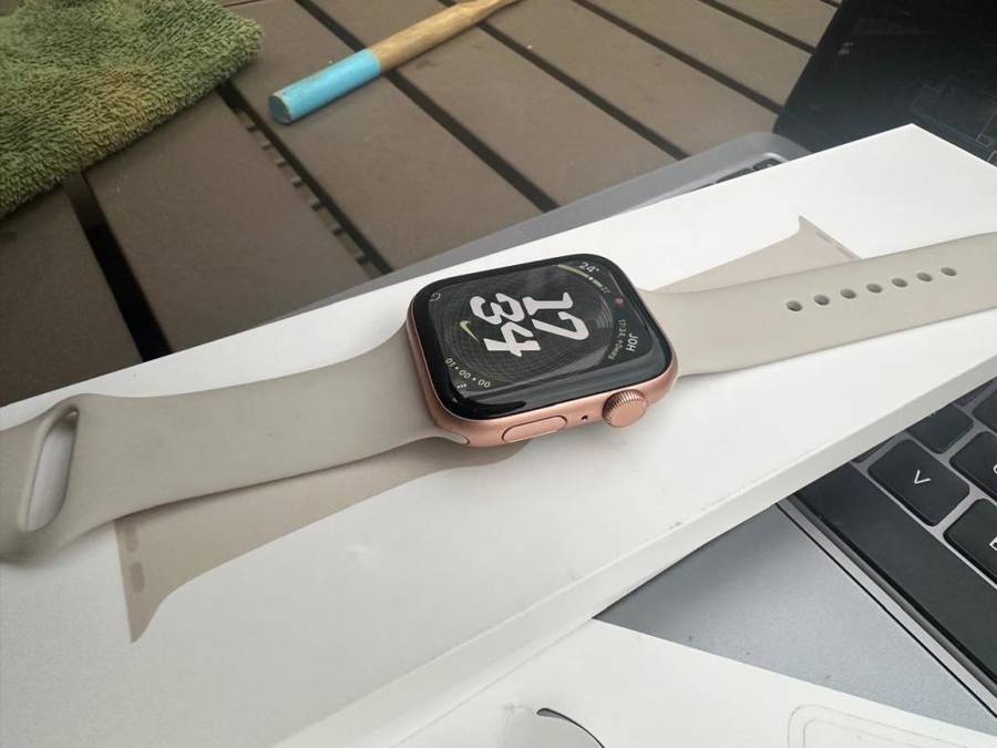 Apple Watch SE ,44mm in Excellent As New Condition (32GB) + box, charger &  accessories.
