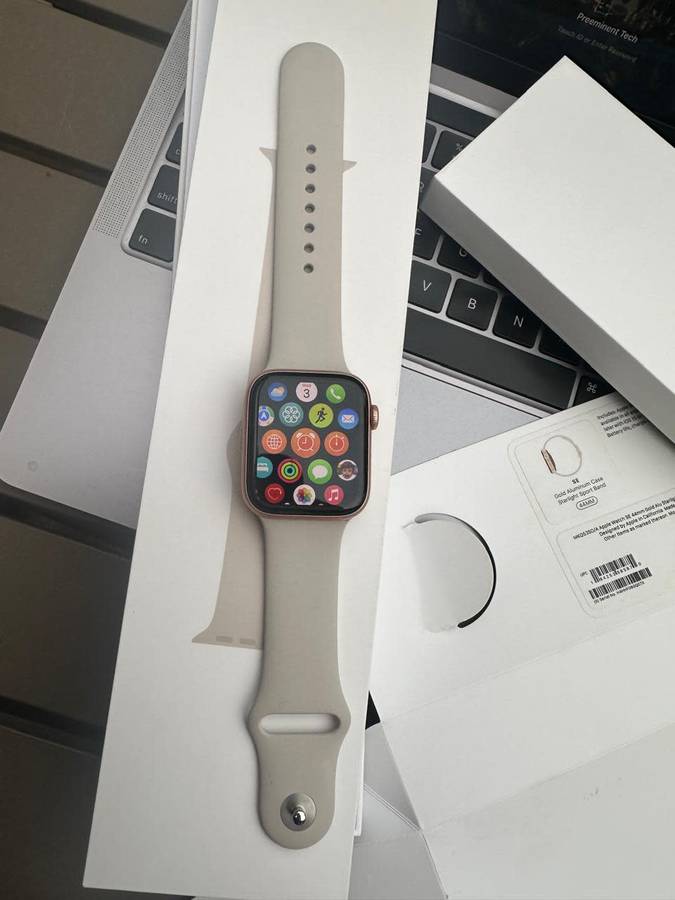 Apple Watch SE ,44mm in Excellent As New Condition (32GB) + box, charger &  accessories.