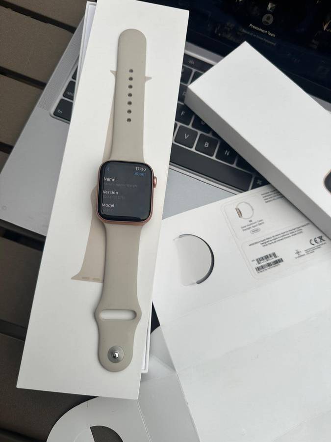 Apple Watch SE ,44mm in Excellent As New Condition (32GB) + box, charger &  accessories.