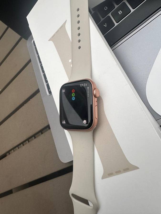 Apple Watch SE ,44mm in Excellent As New Condition (32GB) + box, charger &  accessories.