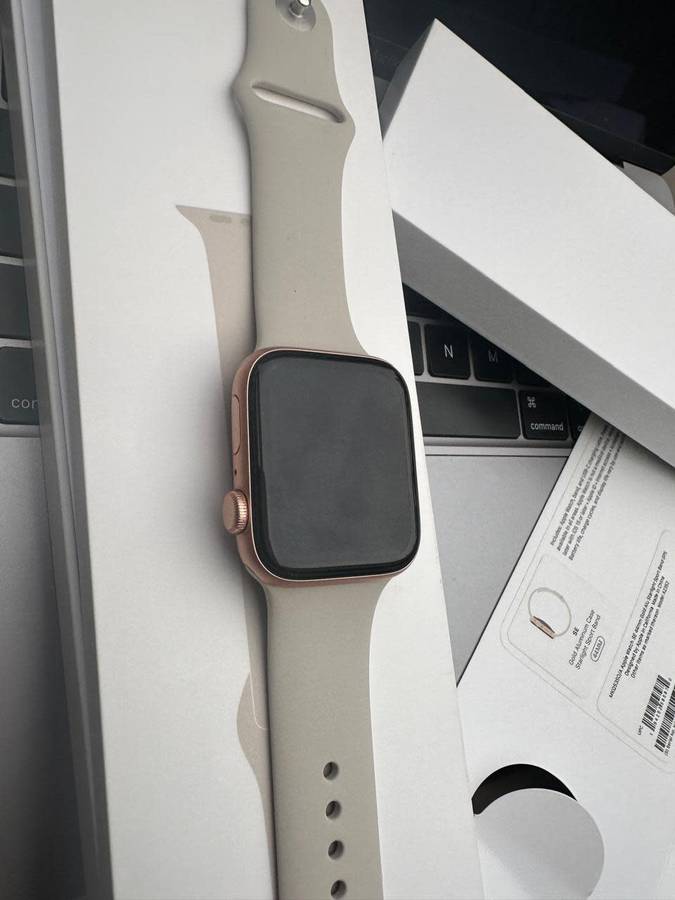 Apple Watch SE ,44mm in Excellent As New Condition (32GB) + box, charger &  accessories.