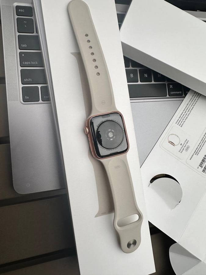 Apple Watch SE ,44mm in Excellent As New Condition (32GB) + box, charger &  accessories.