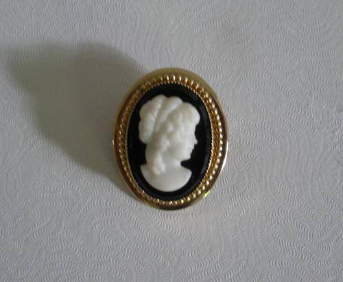 Beautiful vintage gold tone brooch/ necklace pendant black and white cameo